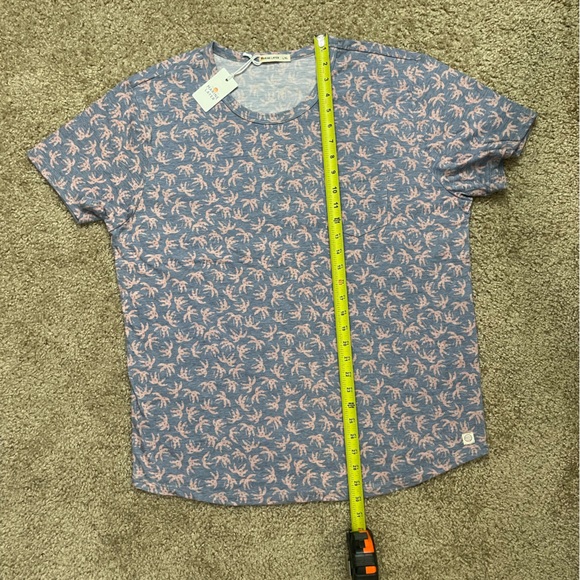 Marine Layer Saddle Hem Pocket Tee in Navy/Pink Tossed Palm - Picture 5 of 7